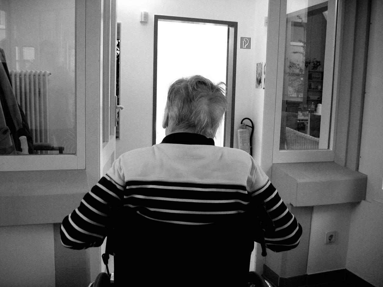 美國一名百歲人瑞疑似遭看護持鐵鎚打死。圖為示意圖。(Pixabay/Gerd Altmann)