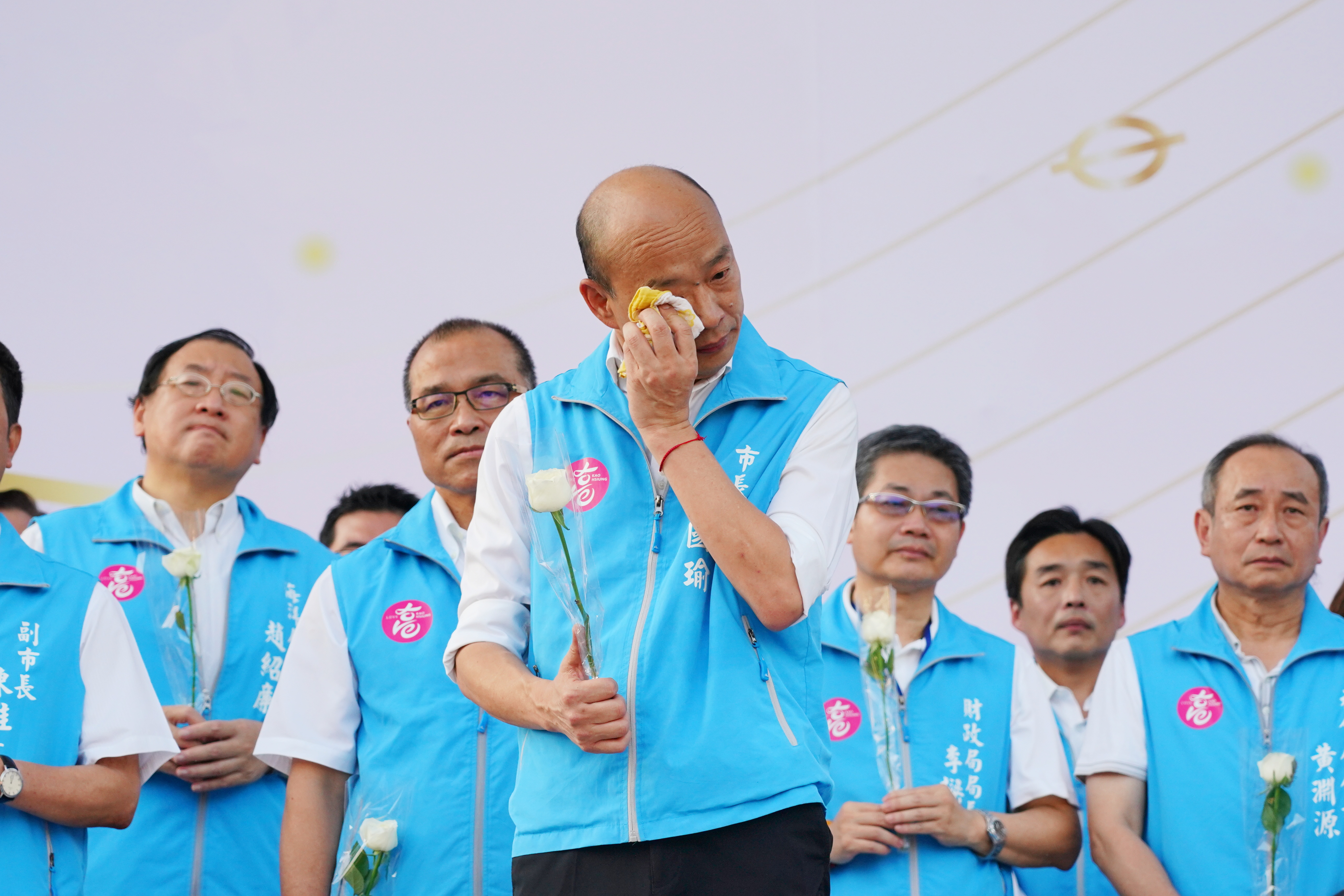 韓國瑜難過用手帕拭淚，宣布目前不會接受任何職務。