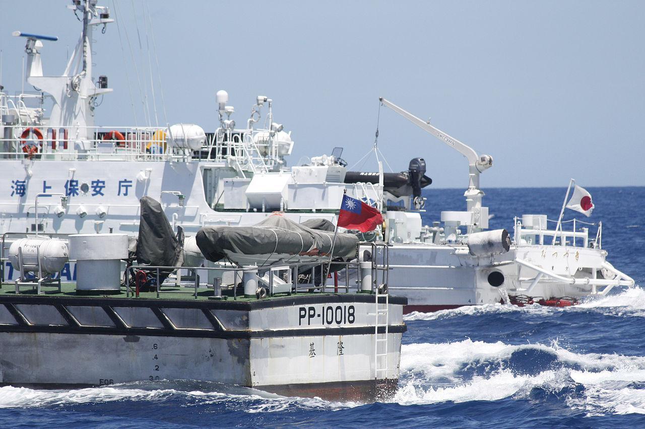 2012年7月4日，中華民國行政院海岸巡防署和日本海上保安廳的船隻在釣魚台附近海域對峙。（翻攝自維基百科、基隆海巡隊提供）