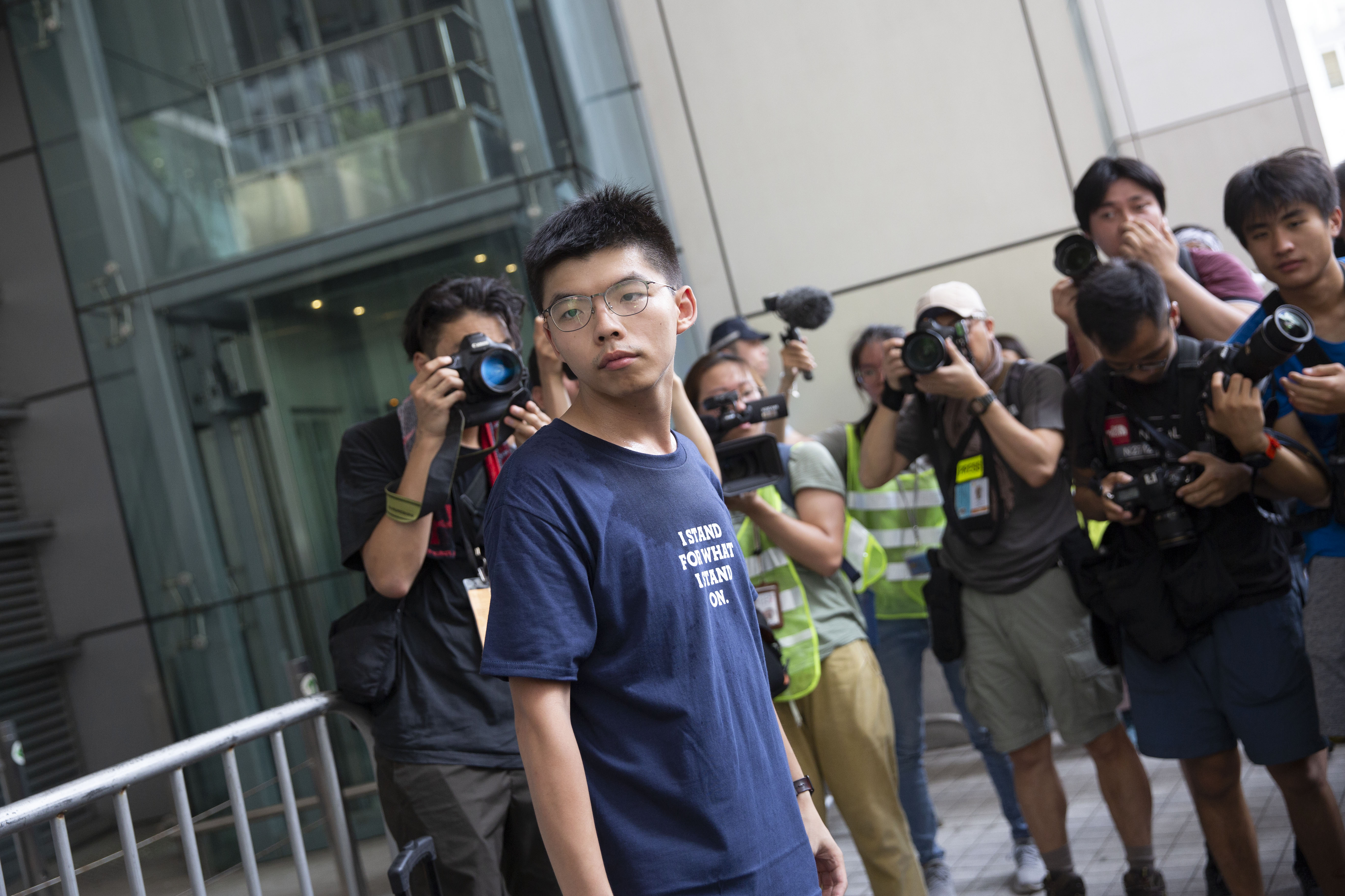 香港眾志祕書長黃之鋒在推特上批詹姆斯只在美國敢大聲說話，面對中國就閉嘴，他在乎的只有錢，根本就是偽君子。