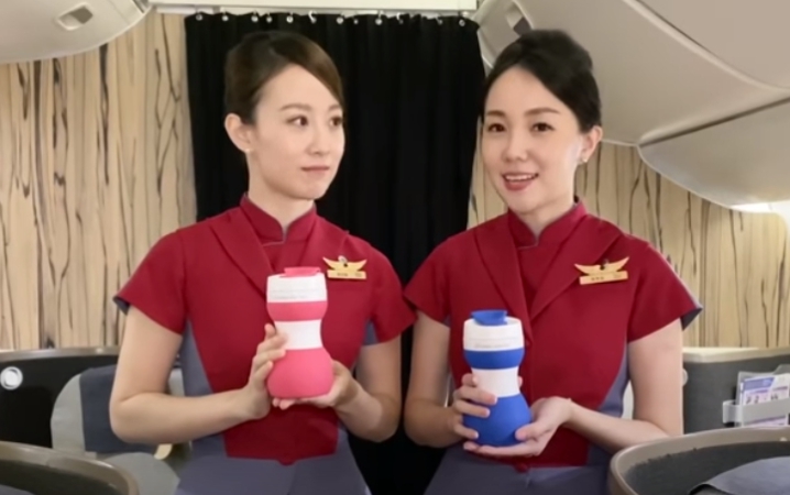 華航推出新商品「矽緻摺疊隨行杯」,外觀乍看跟男性情趣用品「飛機杯」非常相似。(翻攝自華航YouTube頻道)