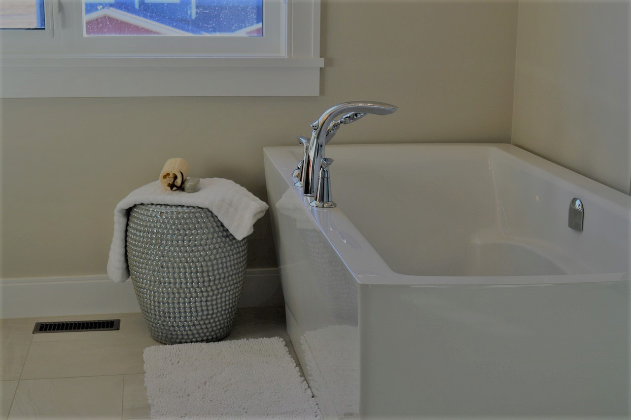 女兒獨自在家泡澡，癲癇發作身亡。（示意圖，pixabay）