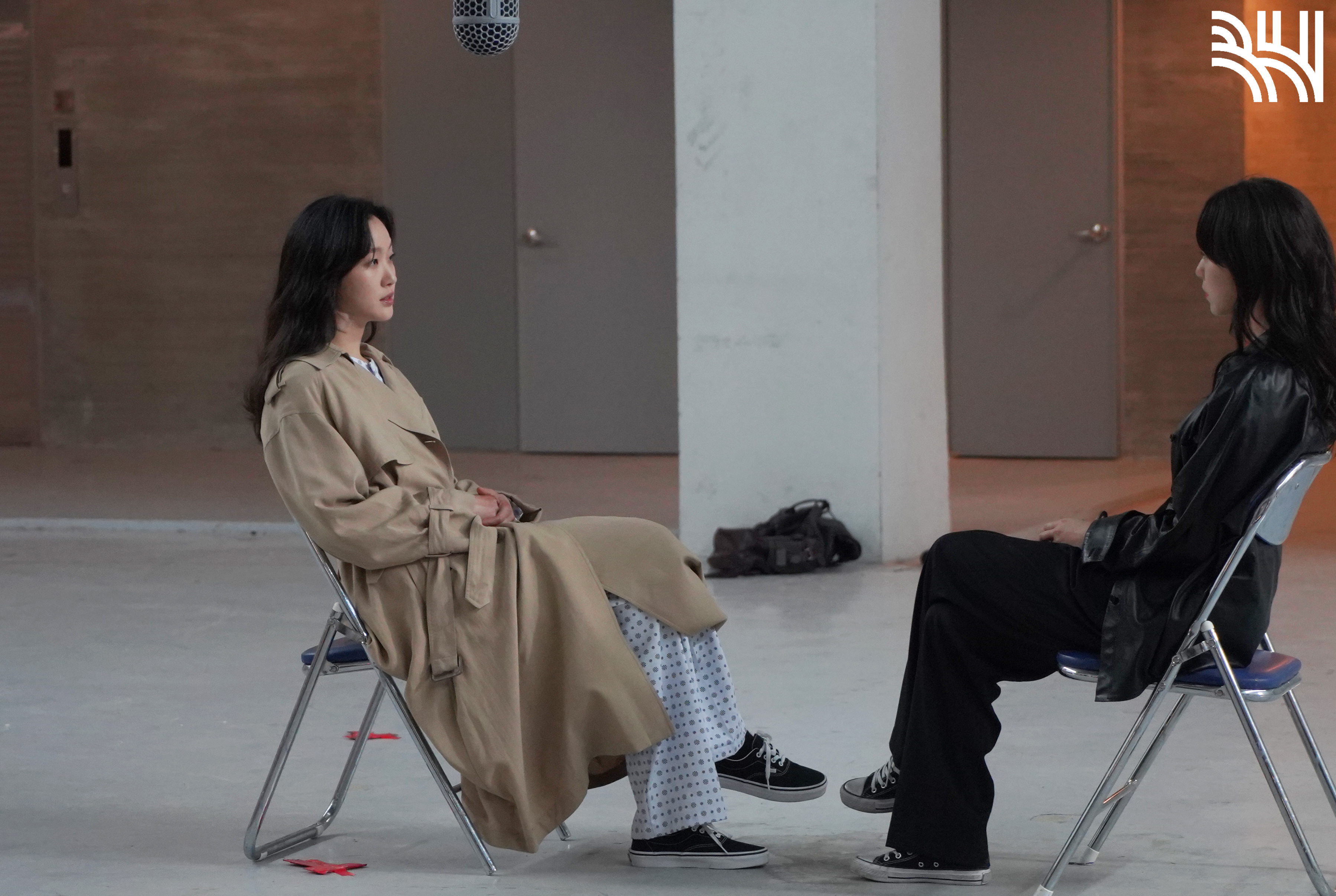 金高銀（左）在《The King：永遠的君主》一人分飾兩角，拍攝時先與替身對戲，再後製處理。（翻攝BH娛樂）