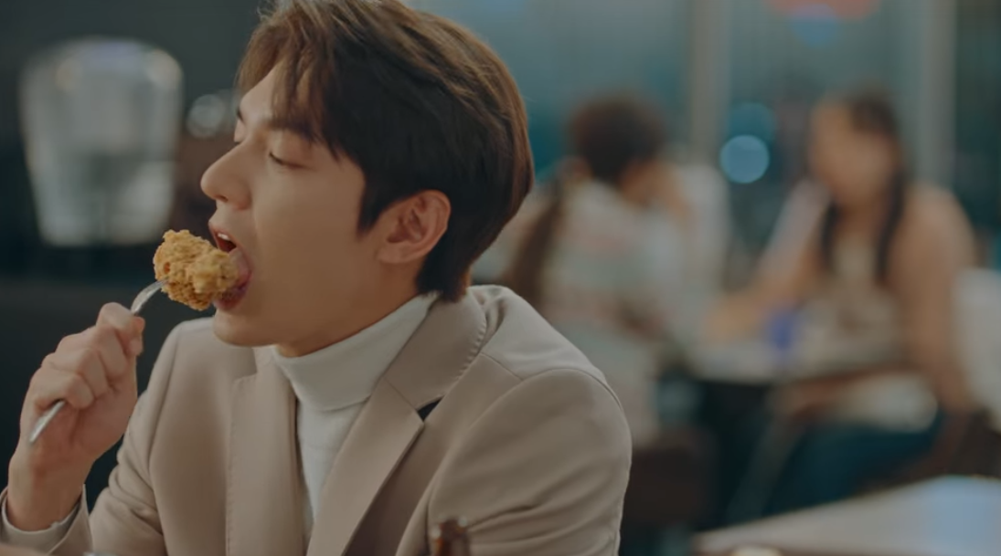 李敏鎬在《The King：永遠的君主》狂吃炸雞，帶動置入品牌熱賣55萬份新商品。（翻攝Netflix畫面）