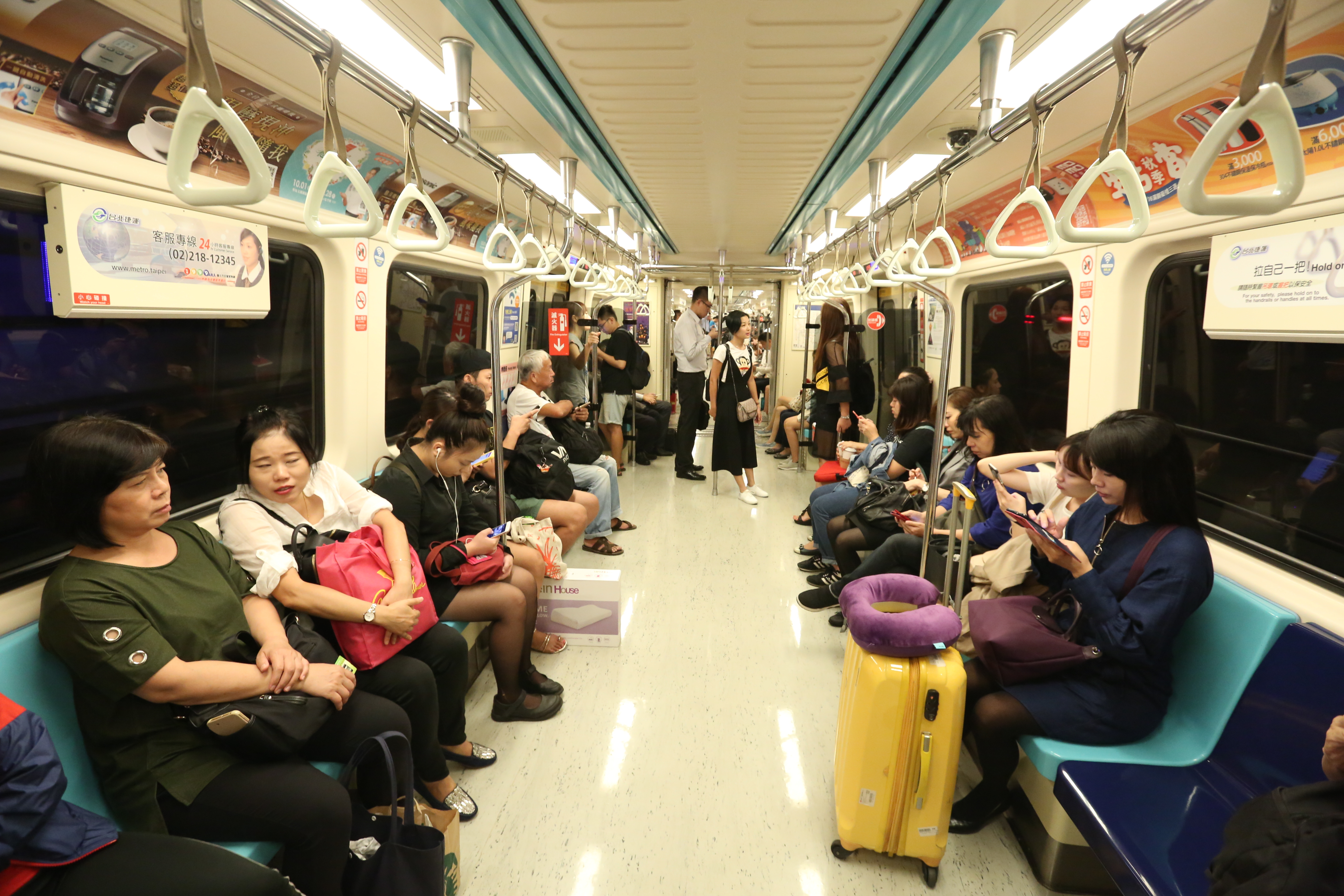 孕婦抱怨搭捷運無人讓位，其他網友直言「讓座是美德不是義務！」（圖為示意圖，非新聞當事人）