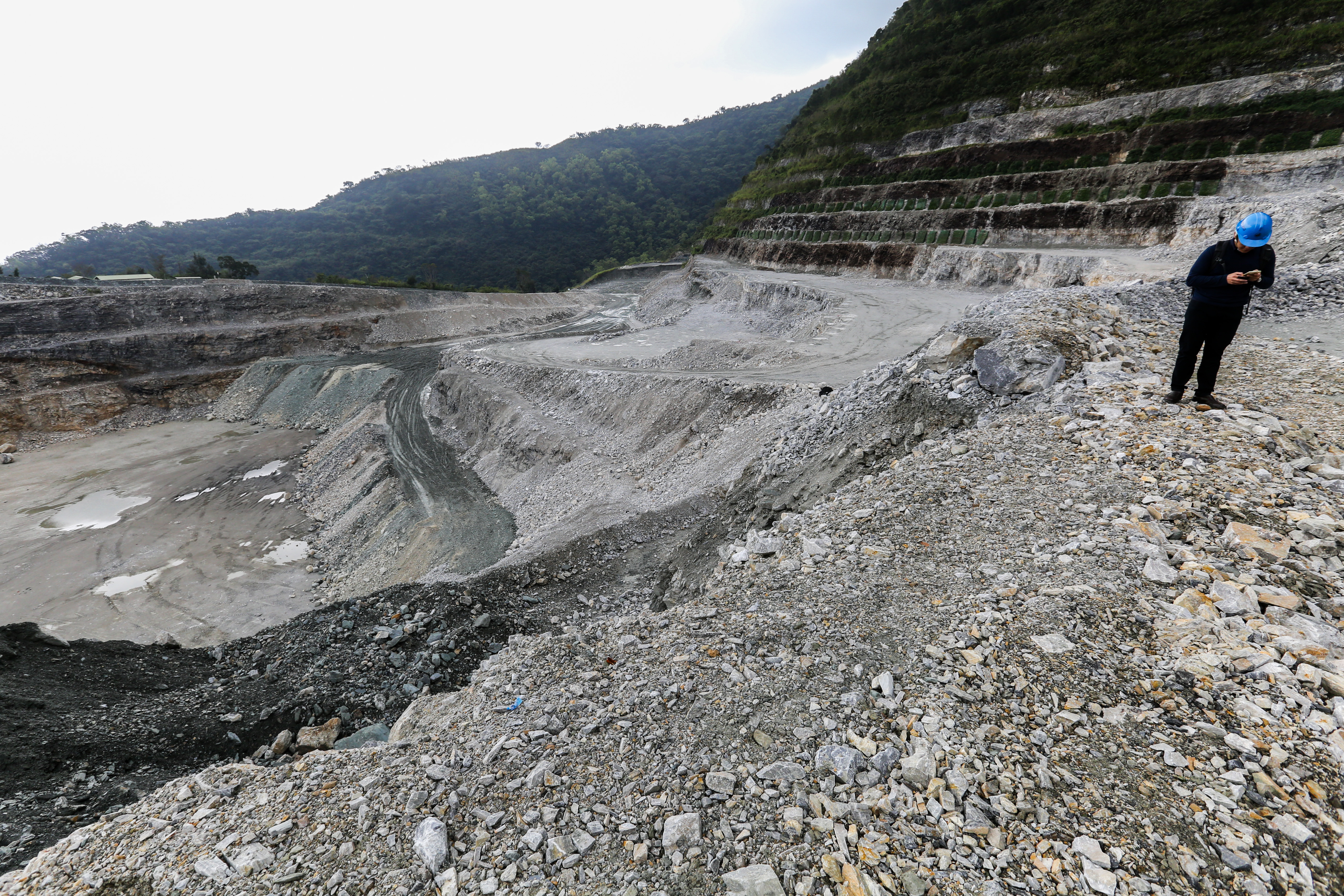 記錄片導演齊柏林，死前看到亞泥礦場挖得更深、卻無力阻止，引發礦業改革訴求，無奈三年來改革始終牛步。（本刊資料照）