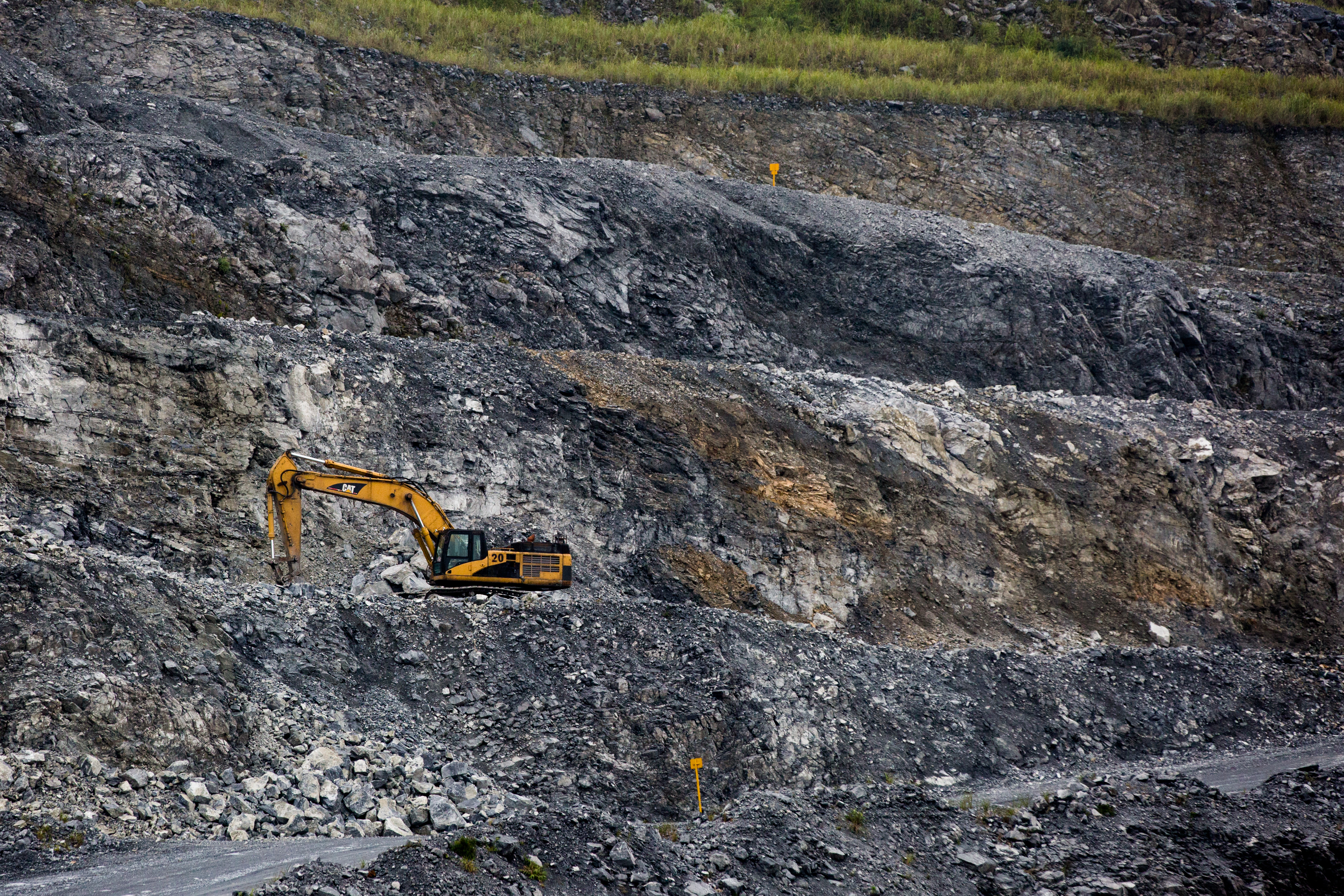 礦業管制從寬鬆到嚴格,一位礦場老闆接受我們訪問,強調自己會為礦場拚到最後一刻,更認為採礦不是壞事、重點是位置是否合適。(本刊資料照)