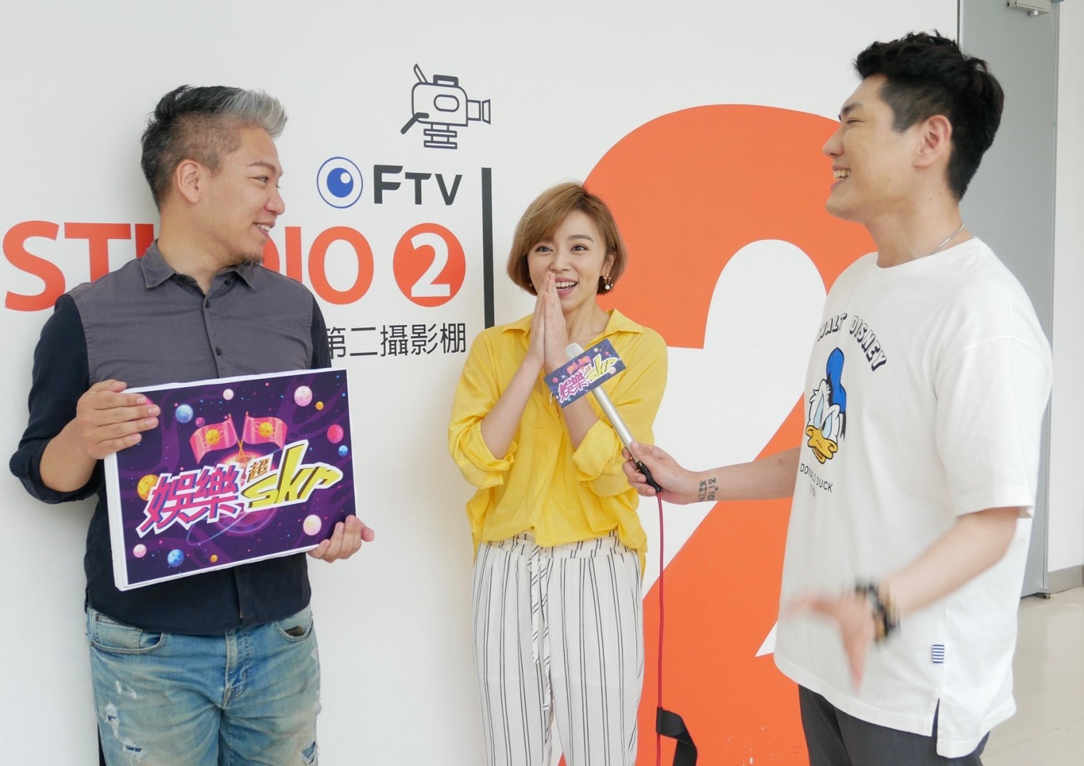 王瞳遭野生捕獲，立即進行台語考驗。（民視提供）