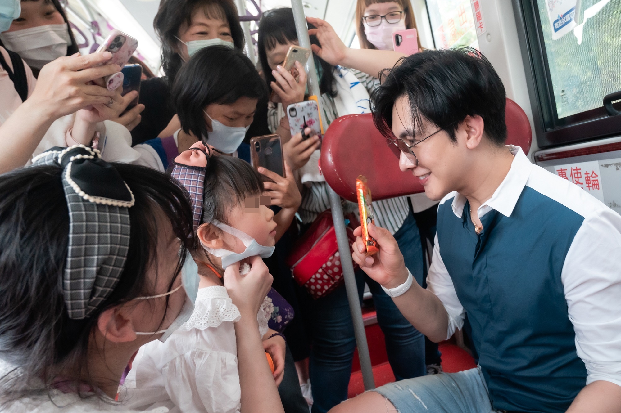 謝佳見被粉絲的小孩叫叔叔，讓他感嘆自己老了。（藝和創藝提供）