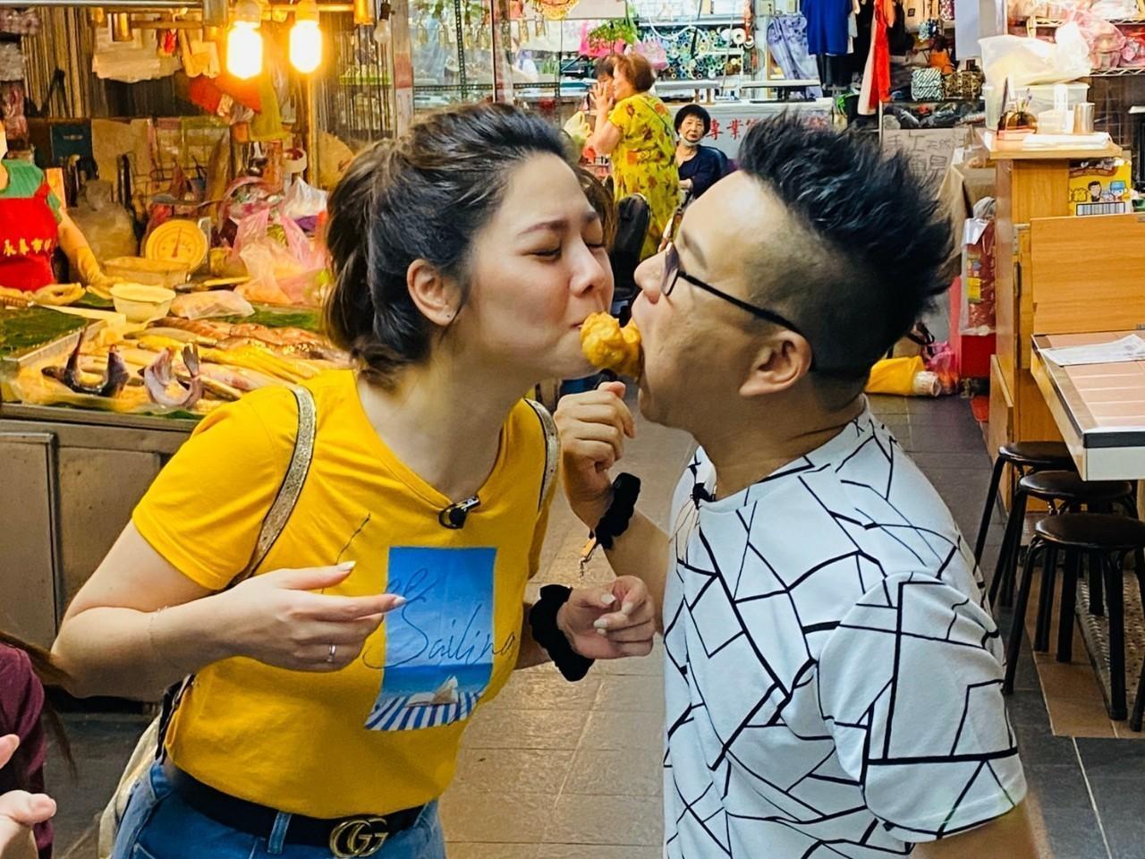 白家綺挑戰嘴對嘴傳花枝丸給沈玉琳，讓她一開始頗為難。（民視提供）