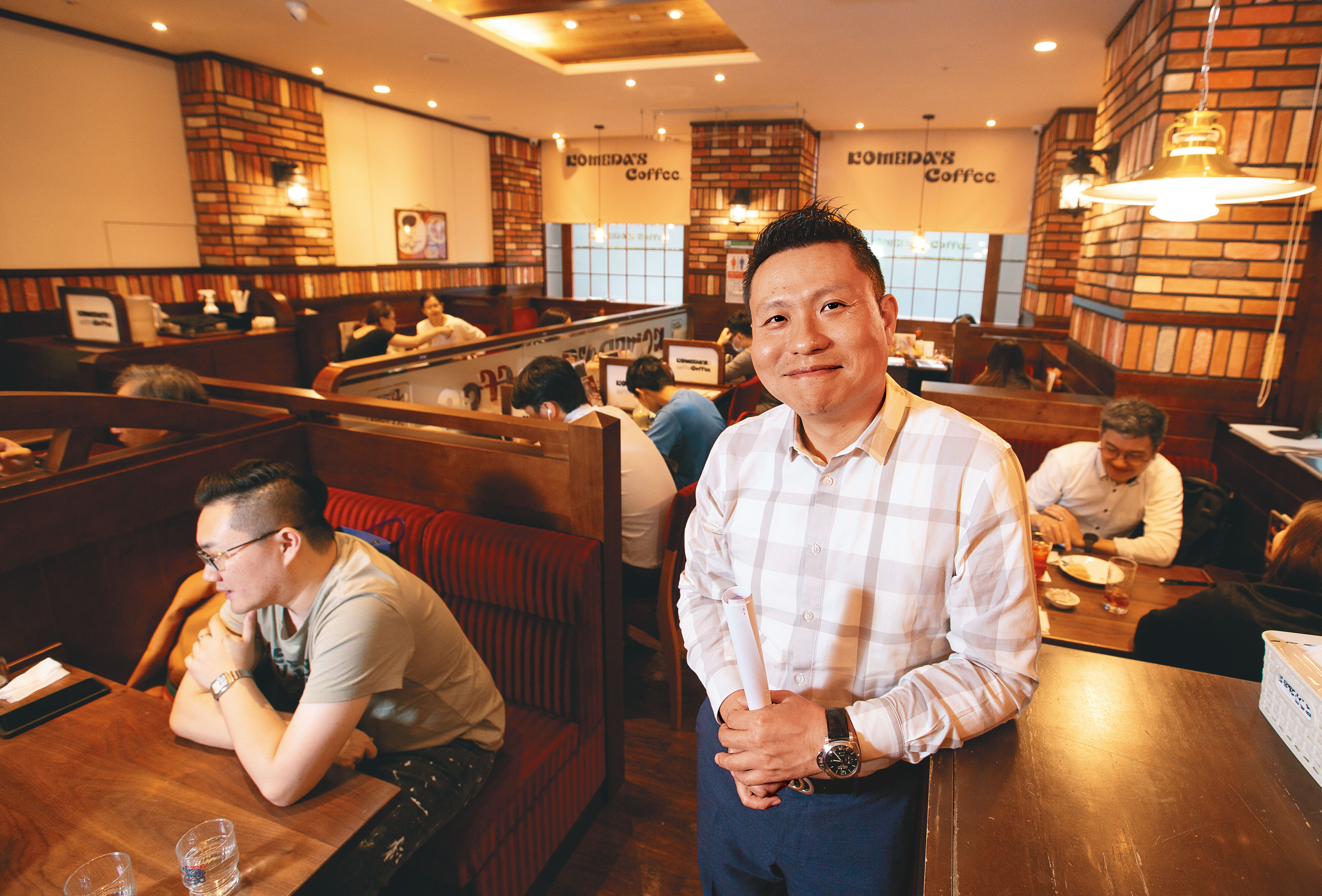 陳弘洲（前）花了2年多時間，才讓日本客美多點頭答應合作展店，目前台灣已有7家店。