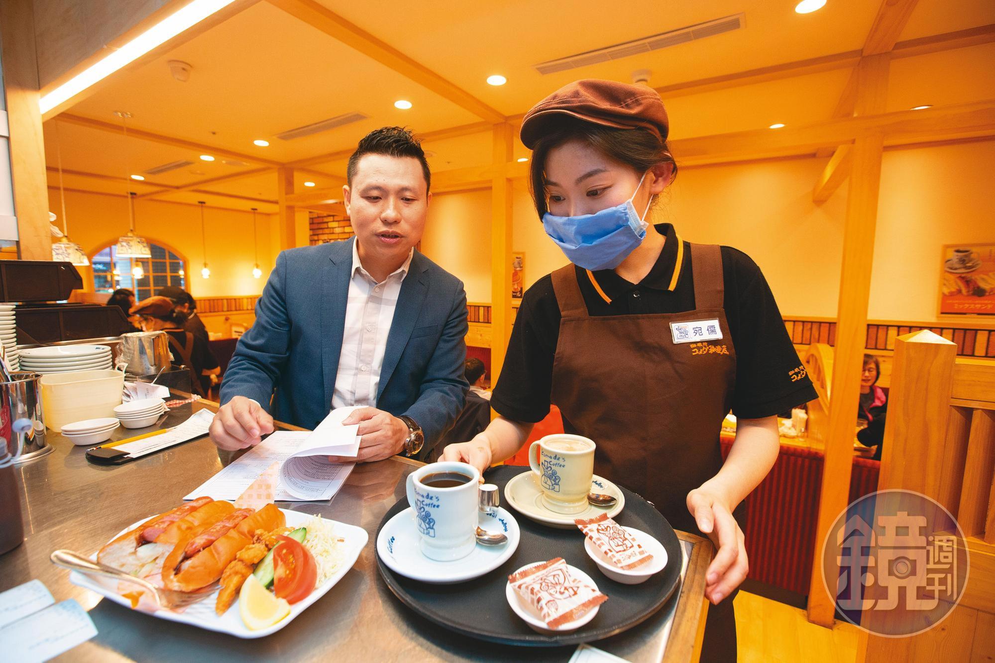 陳弘洲（左）每天都到店內巡視，事必躬親的態度，也是日本客美多決定與他合夥的原因。