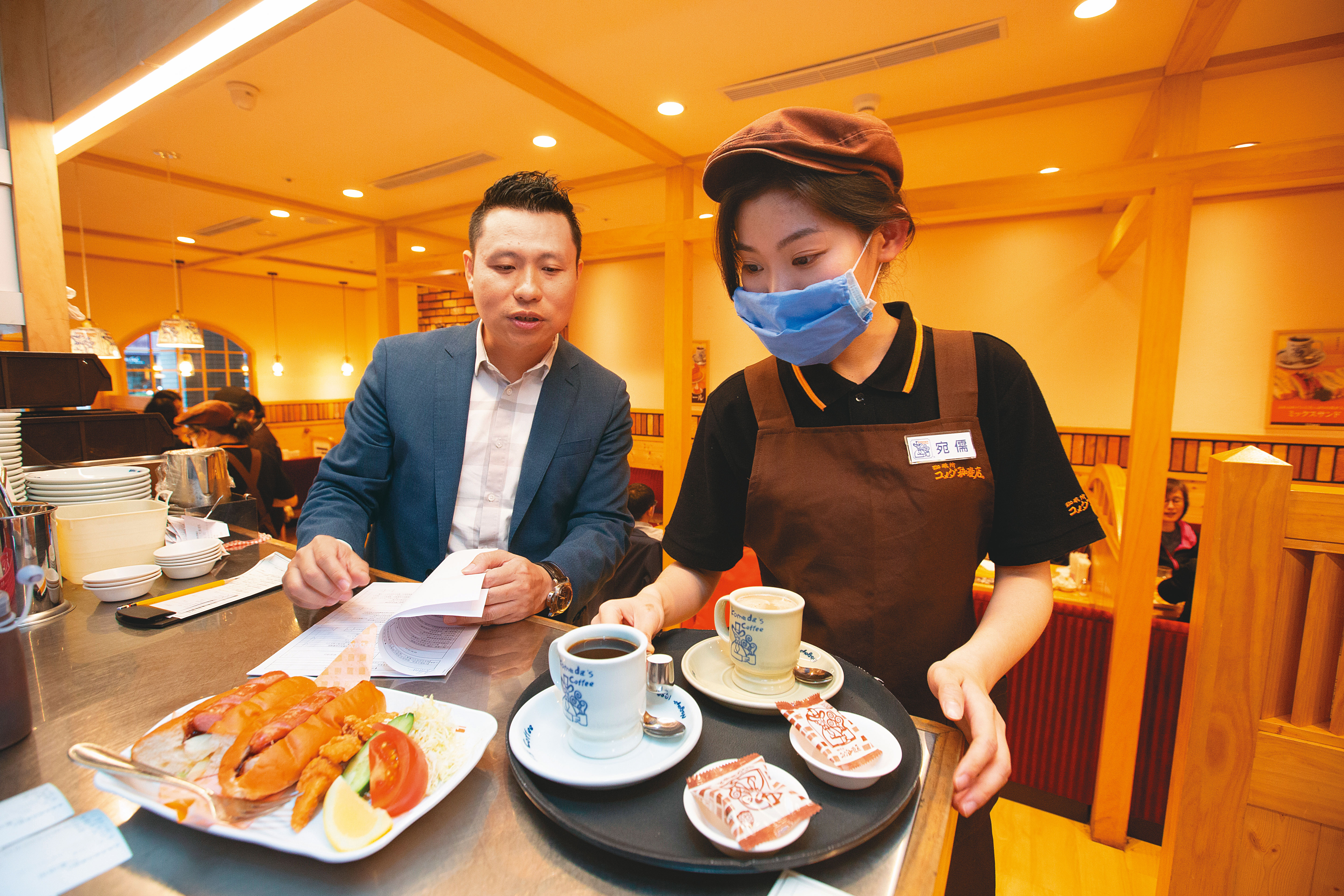 陳弘洲（左）每天都到店內巡視，事必躬親的態度，也是日本客美多決定與他合夥的原因。