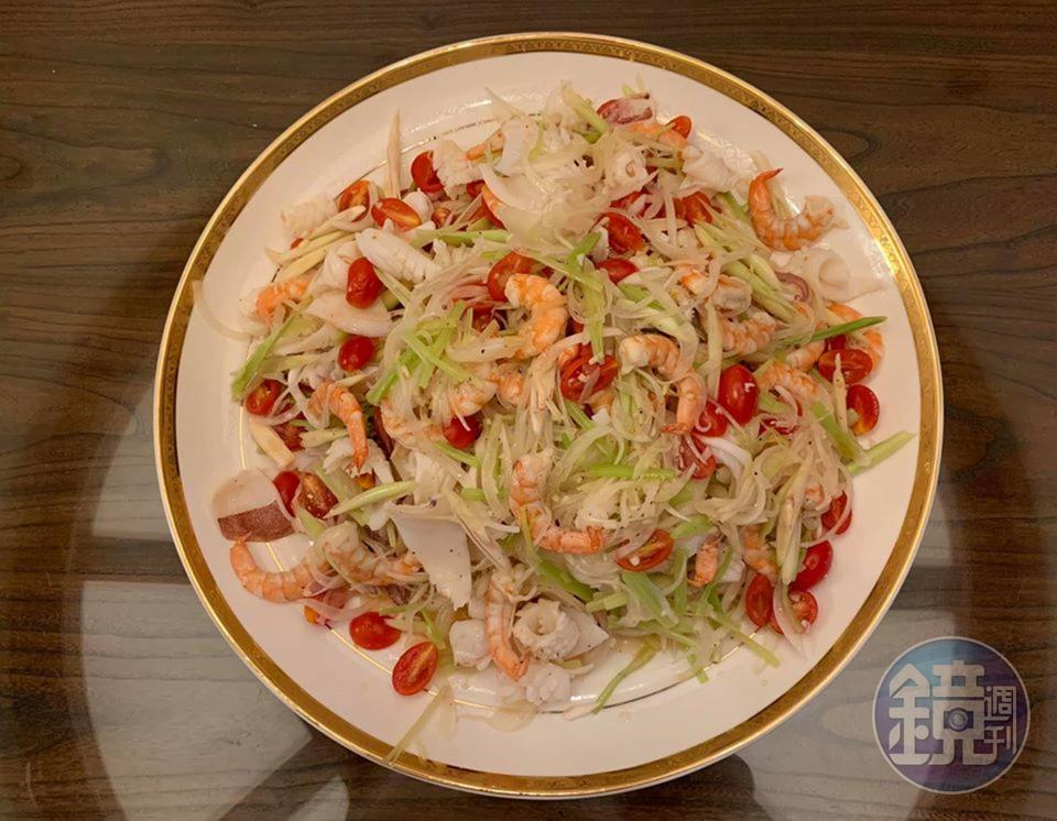 只需要半小時就能上菜的「泰式香茅涼拌雙鮮」，是最適合溽暑的爽口開胃菜。