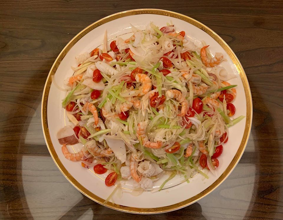 只需要半小時就能上菜的「泰式香茅涼拌雙鮮」，是最適合溽暑的爽口開胃菜。