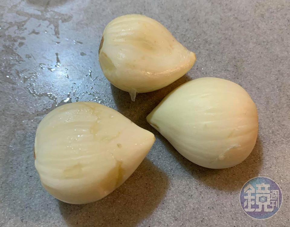 蒜頭3顆剝去外皮備用。