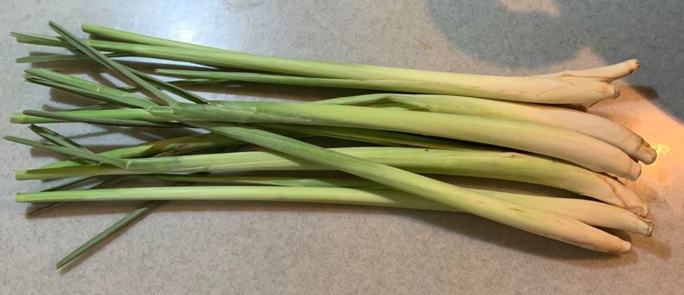 香茅7根，拜託南門市場的菜商才買到手。