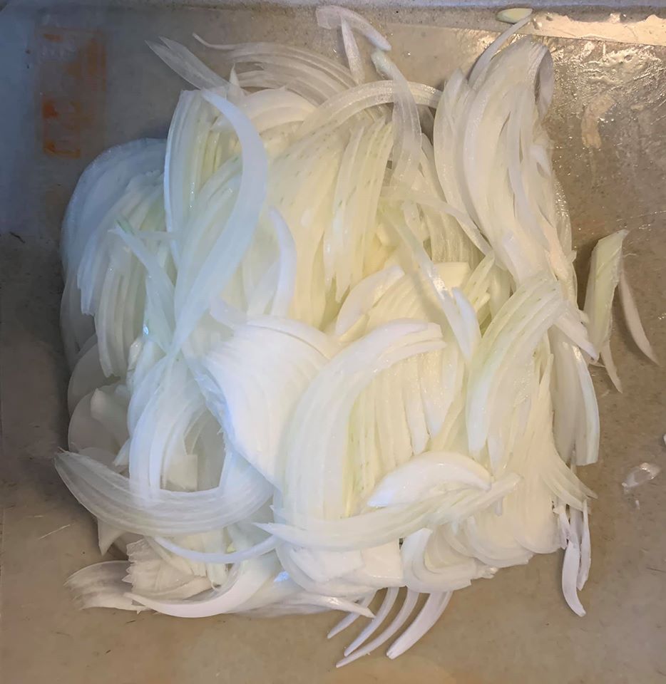 洋蔥切成細絲。