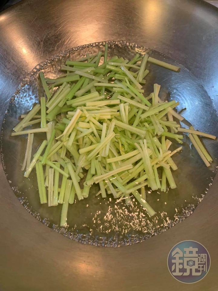 先備一鍋水，燒滾後，燙熟芹菜，再換冰水中瀝乾。