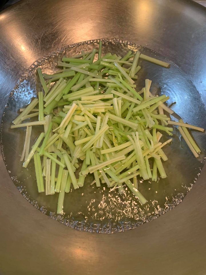 先備一鍋水，燒滾後，燙熟芹菜，再換冰水中瀝乾。
