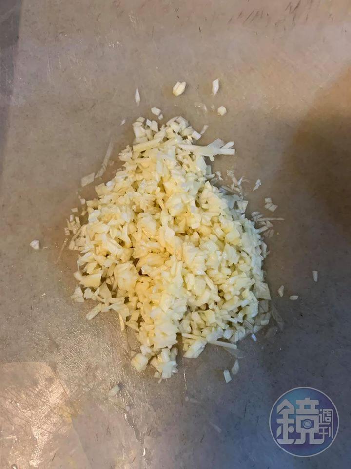 蒜頭切碎，使其容易出味。