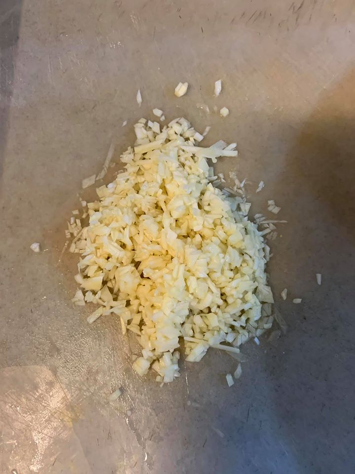 蒜頭切碎，使其容易出味。