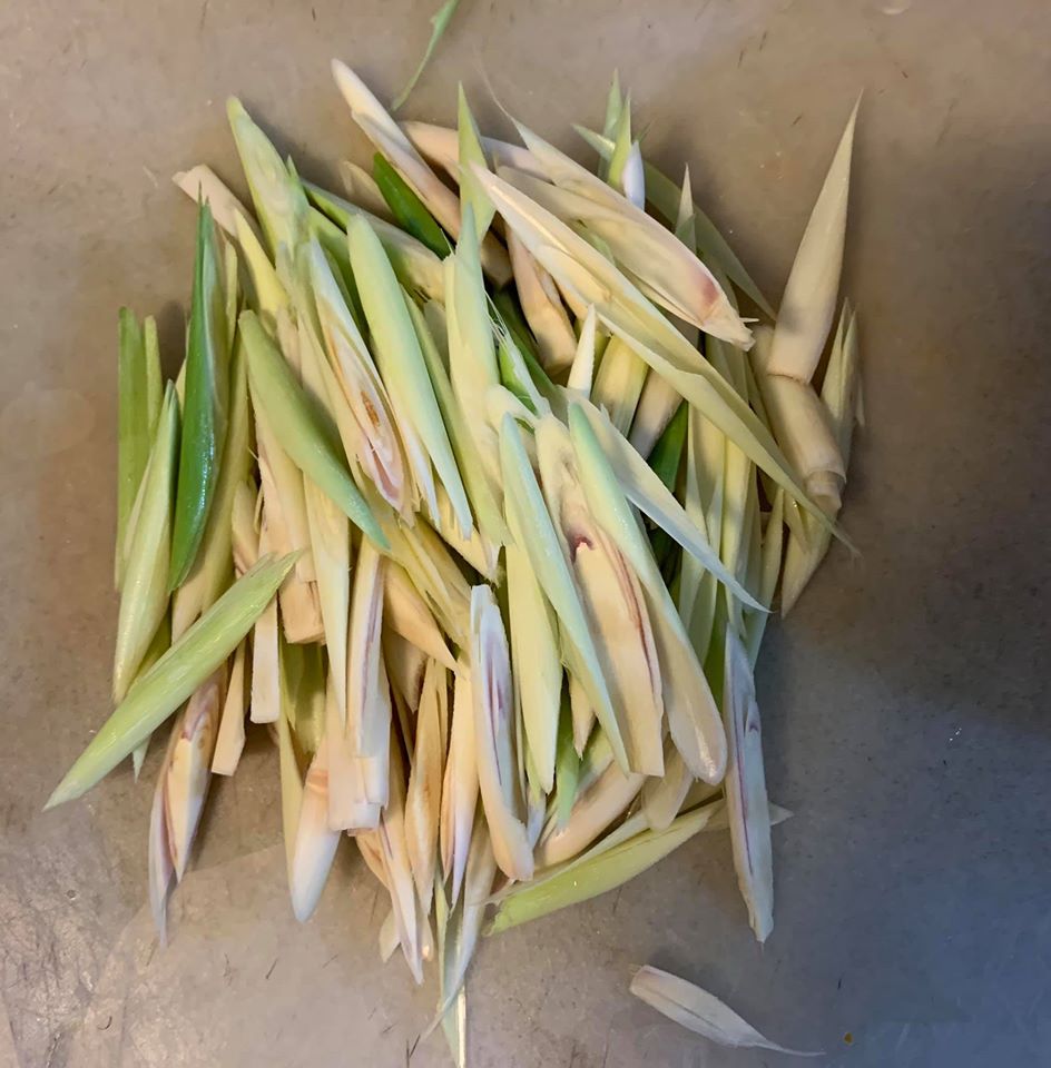 香茅剝掉最外層硬皮後切片備用。