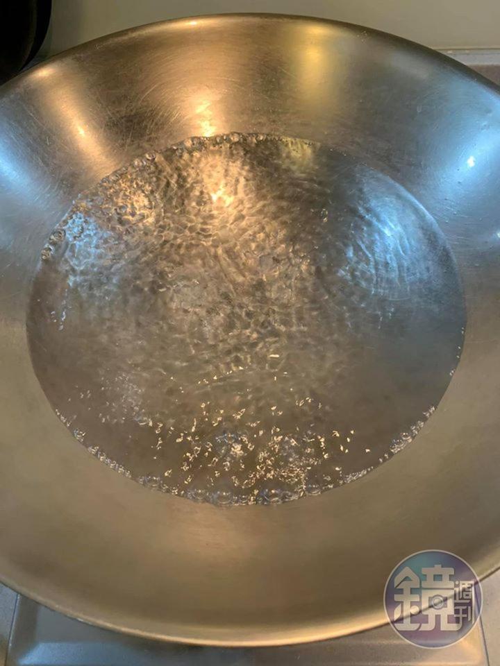 燒滾一鍋水備用。