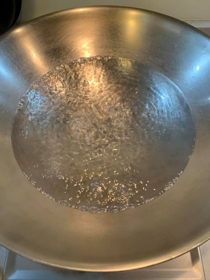 燒滾一鍋水備用。