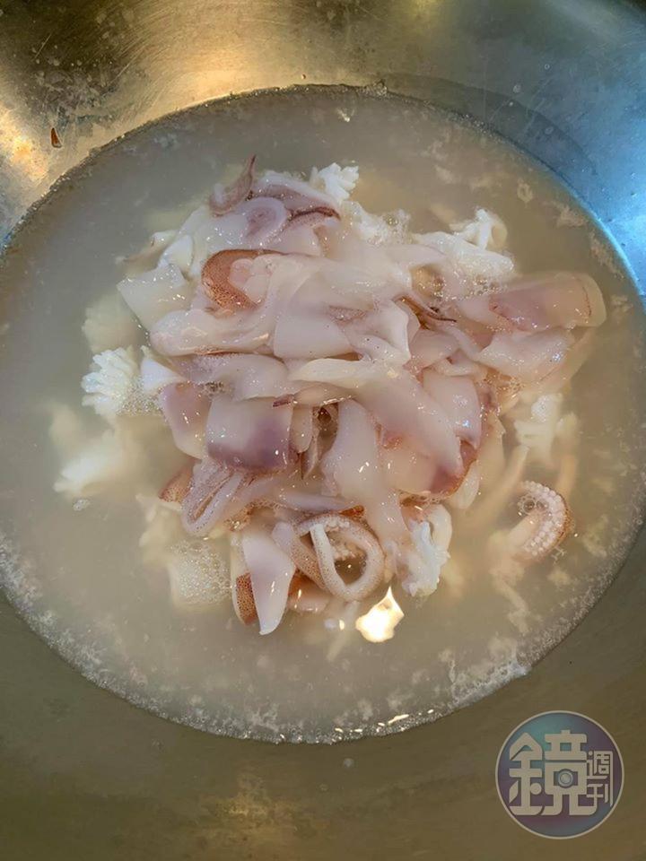 等水初沸即放入透抽汆燙。