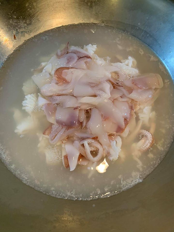 等水初沸即放入透抽汆燙。