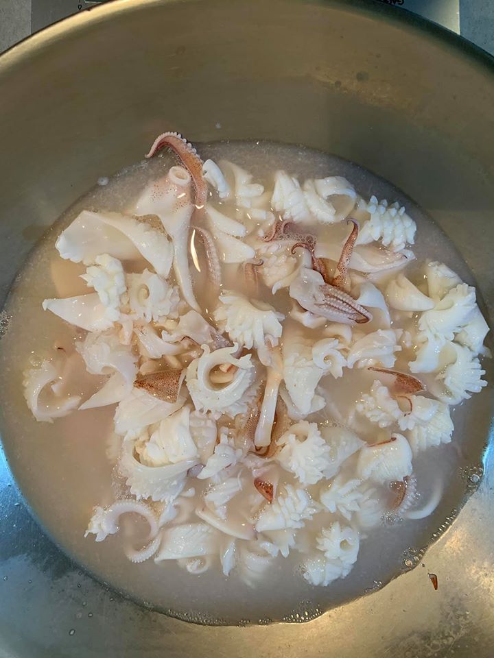 透抽呈現這種狀態即可撈起，浸冰水。