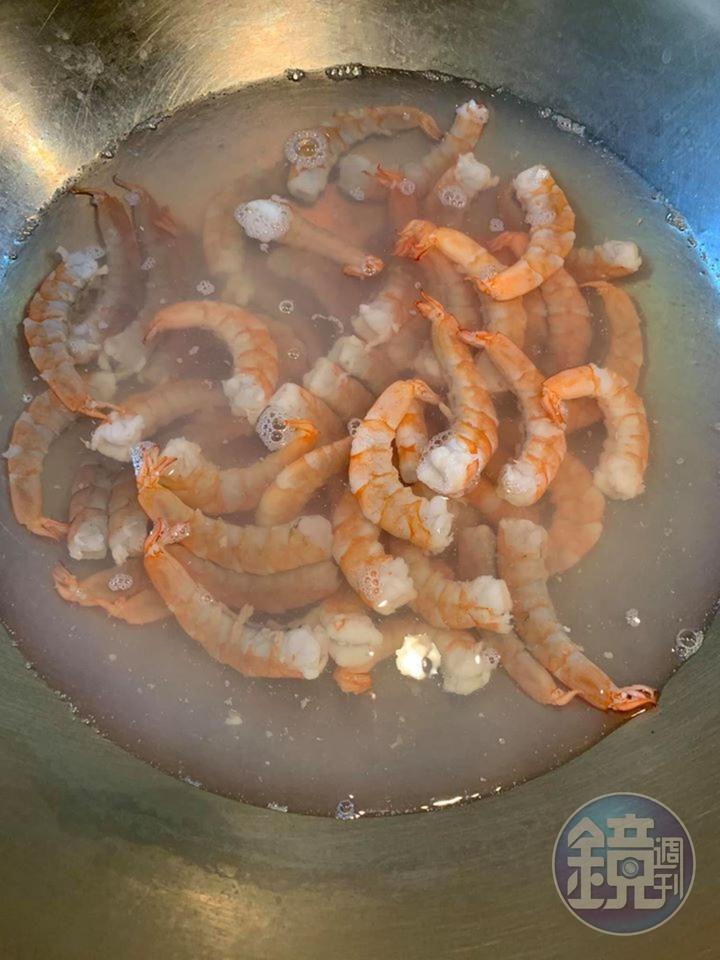 蝦仁亦經過相同程序，在滾水中汆燙。