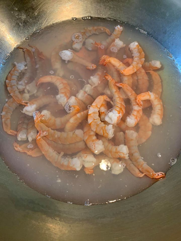 蝦仁亦經過相同程序，在滾水中汆燙。