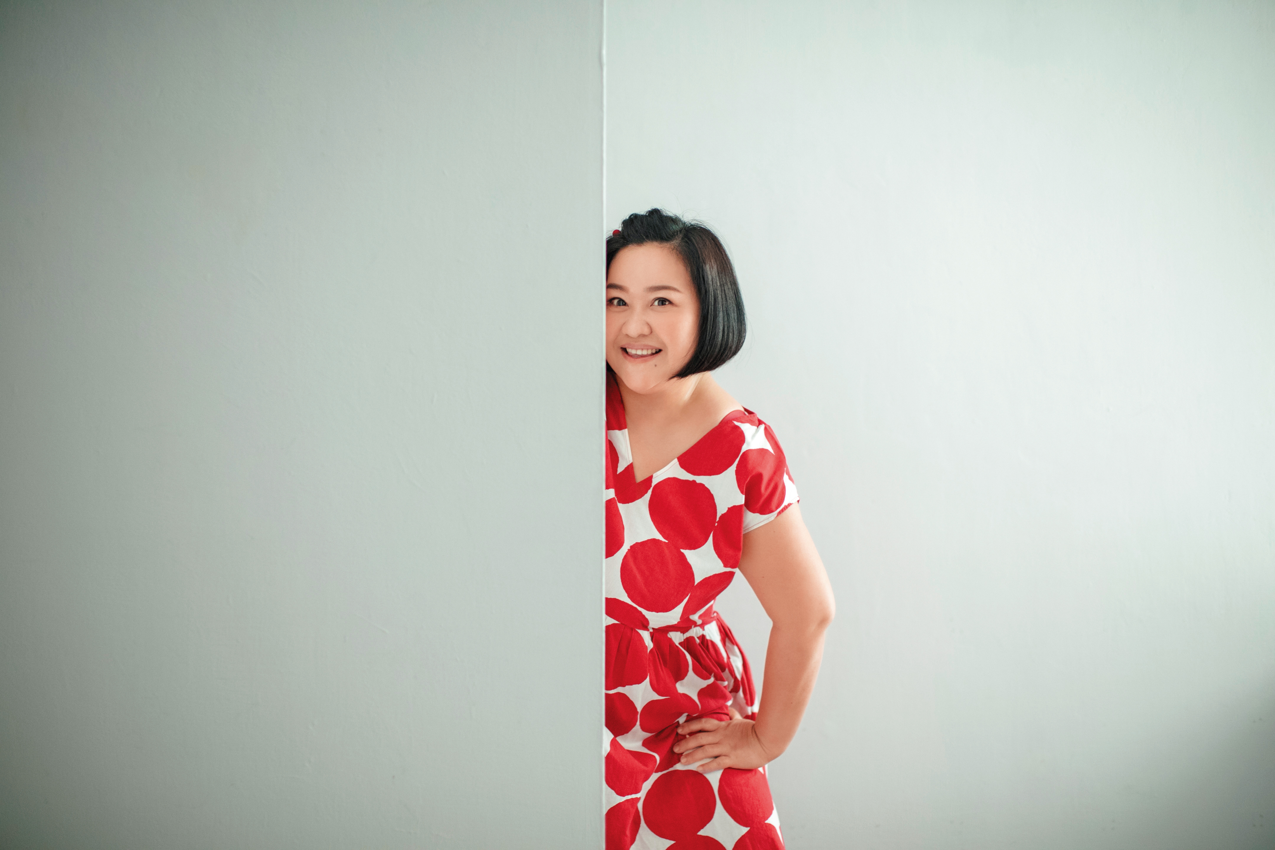 鍾欣凌的個性溫暖可愛，不過她是迂迴曲折一番後才總算來到這裡，明白自己真的想讓別人快樂。