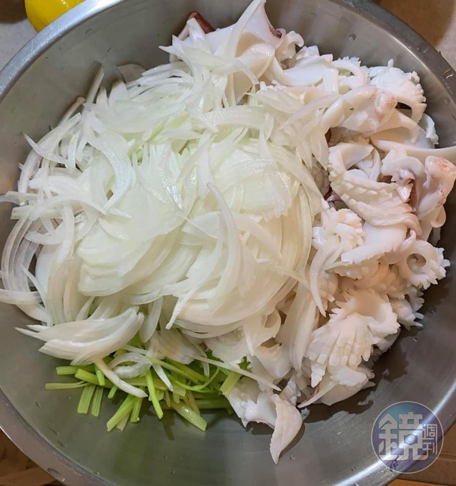 放入洋蔥絲，洋蔥若也經過冰鎮，會更甜更脆更好吃。