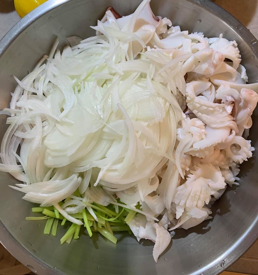 放入洋蔥絲，洋蔥若也經過冰鎮，會更甜更脆更好吃。