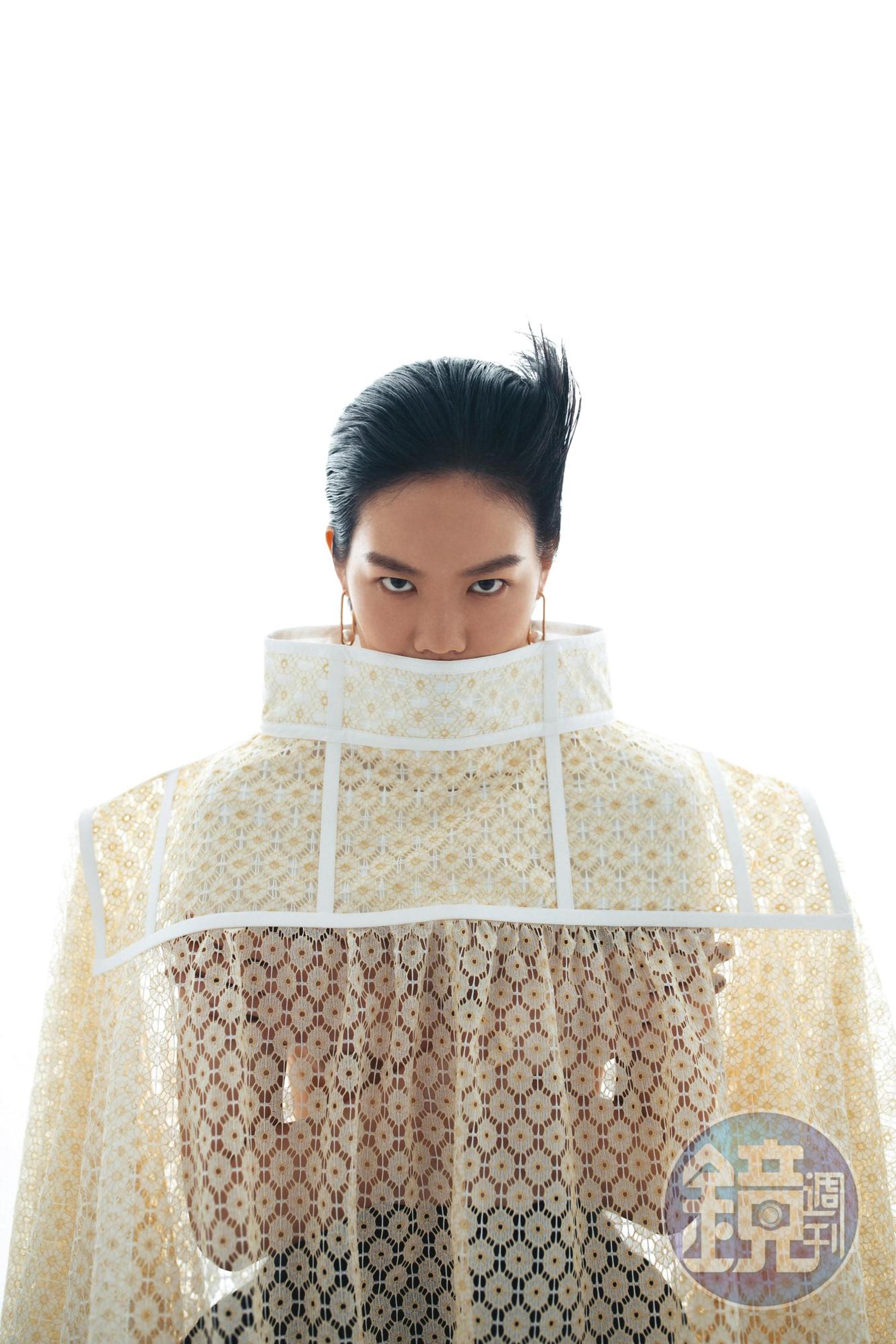 黃色透視裙（做披肩用），NT$39,000，by LOEWE；黑色長褲，價格店洽，by MIU MIU；So Cool耳環，NT$4,990，by SWAROVSKI。