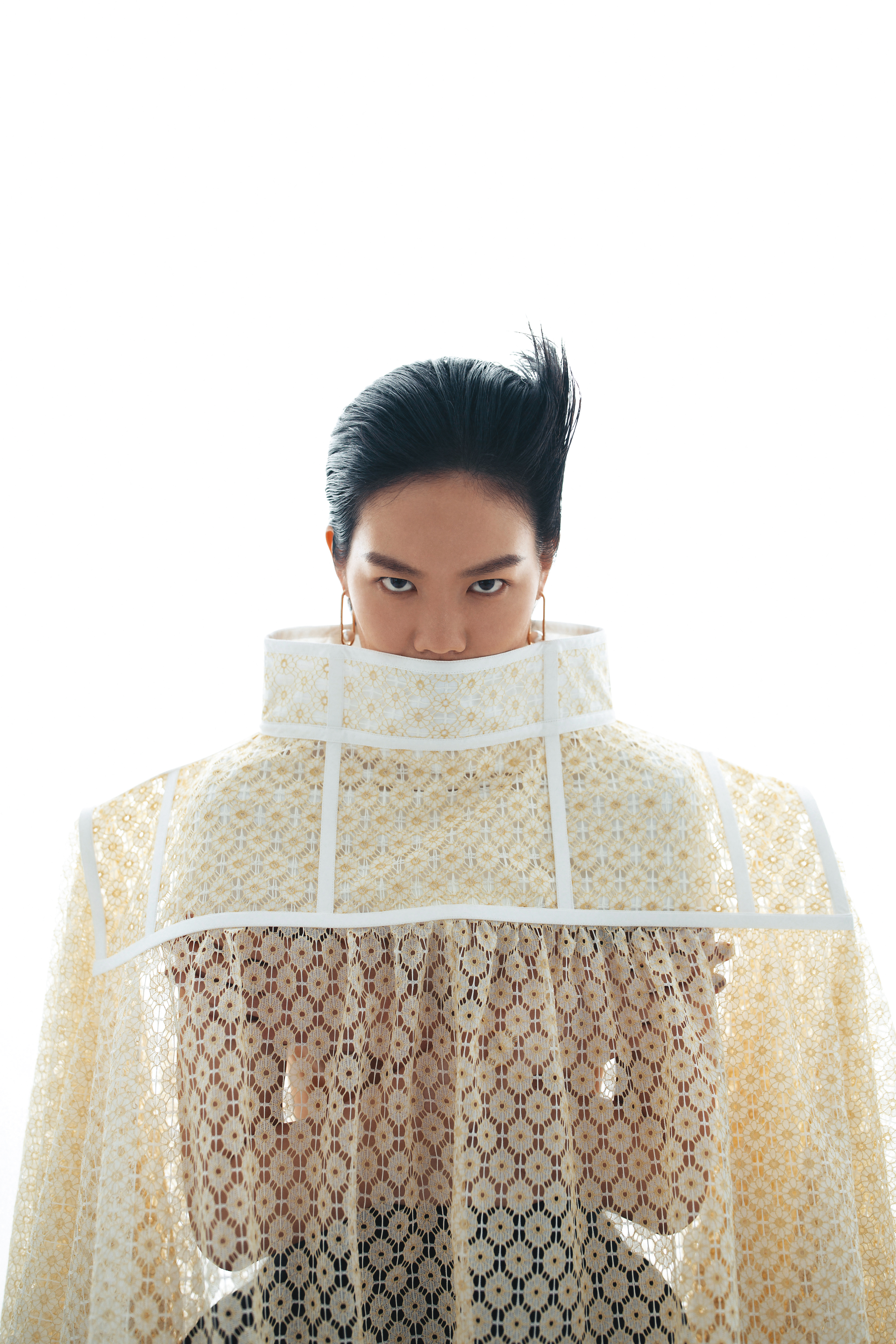 黃色透視裙（做披肩用），NT$39,000，by LOEWE；黑色長褲，價格店洽，by MIU MIU；So Cool耳環，NT$4,990，by SWAROVSKI。