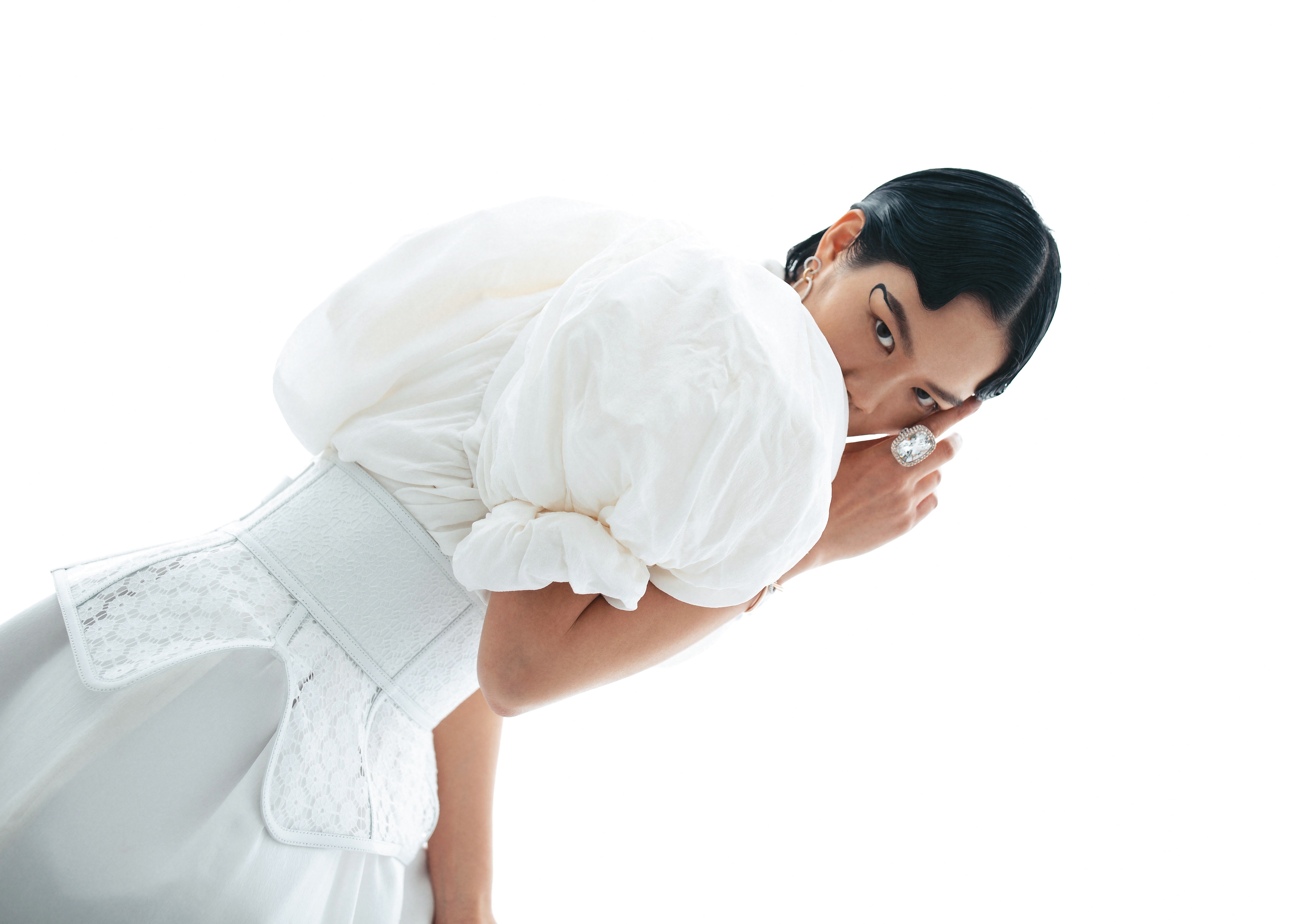 Tulip Dress鬱金香洋裝，NT$304,000，by LOUIS VUITTON；白色蕾絲皮革腰封，NT$39,000，by LOEWE；Stone穿孔耳環，NT$6,490，by SWAROVSKI；Eternal戒指，NT$14,900，by SWAROVSKI；Swa Infinity手環，NT$7,990，by SWAROVSKI。