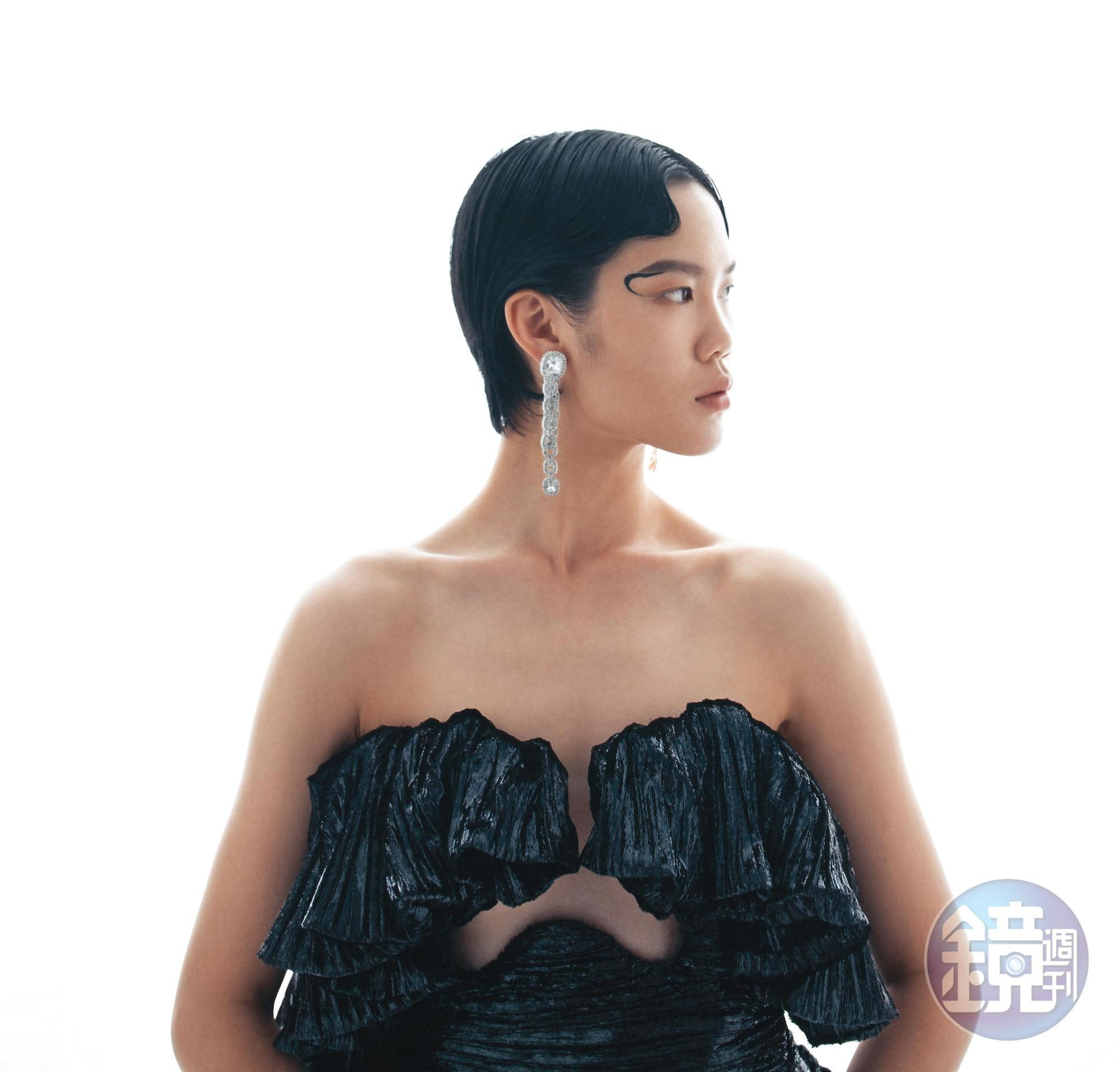 黑色亮面天鵝絨鋼圈洋裝，價格店洽，by SAINT LAURENT；Eternal耳環，NT$12,900，by SWAROVSKI。