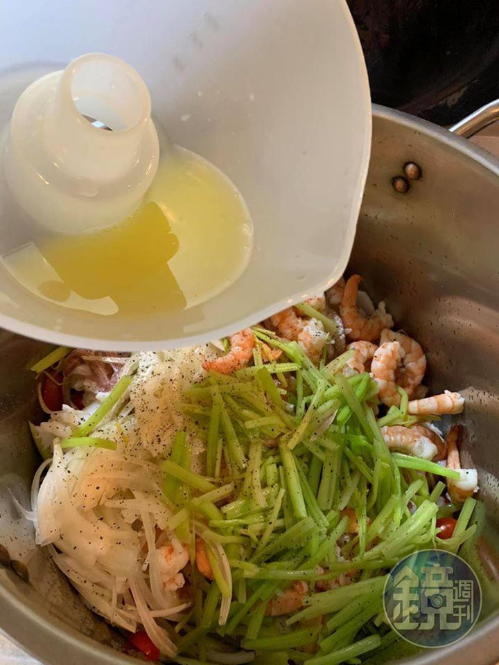 將檸檬汁拌入食材中，若喜歡，可撒些黑胡椒。