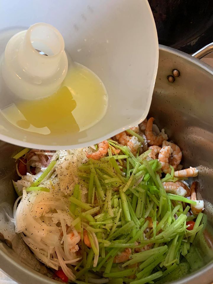 將檸檬汁拌入食材中，若喜歡，可撒些黑胡椒。