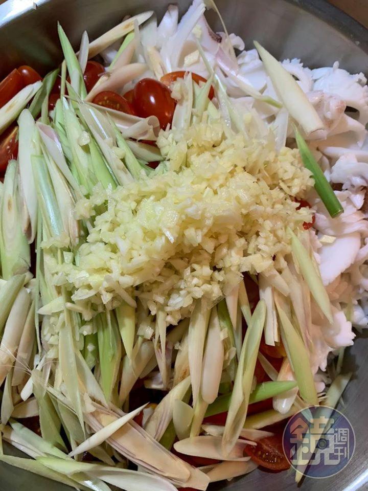 放入蒜末與魚露。