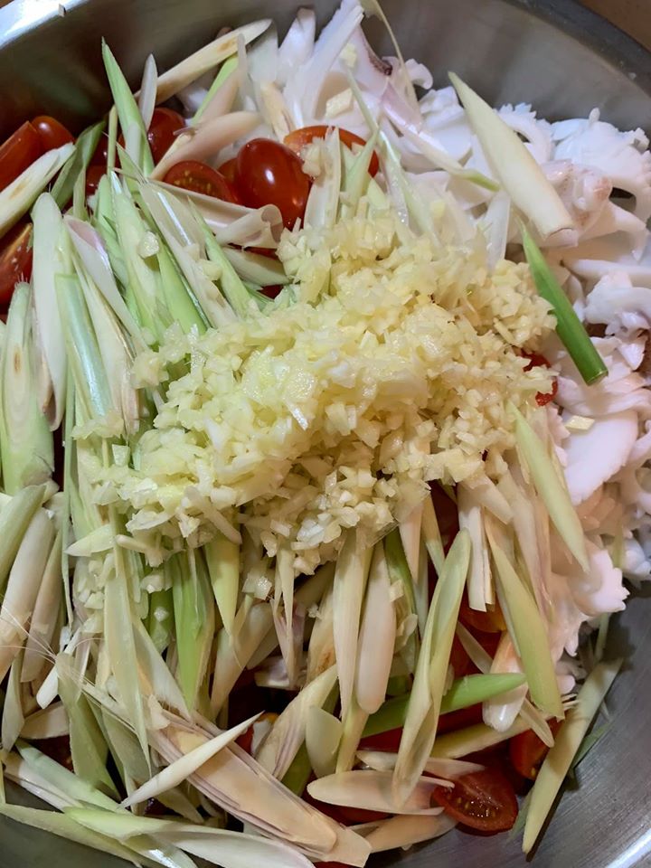 放入蒜末與魚露。