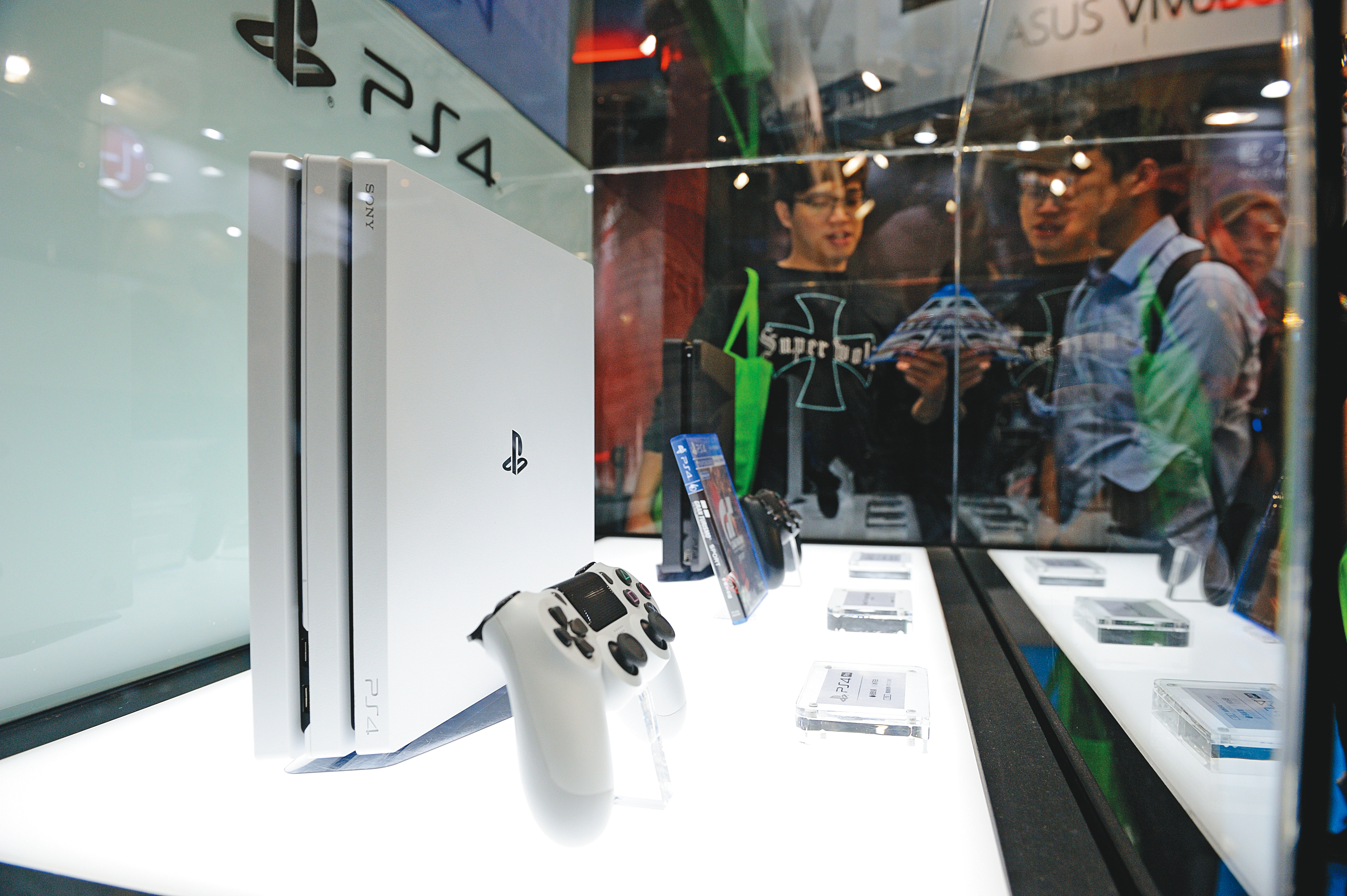 SONY遊戲主機在全球熱賣,隨暑假到來,相關零組件廠拉貨力道可期。
