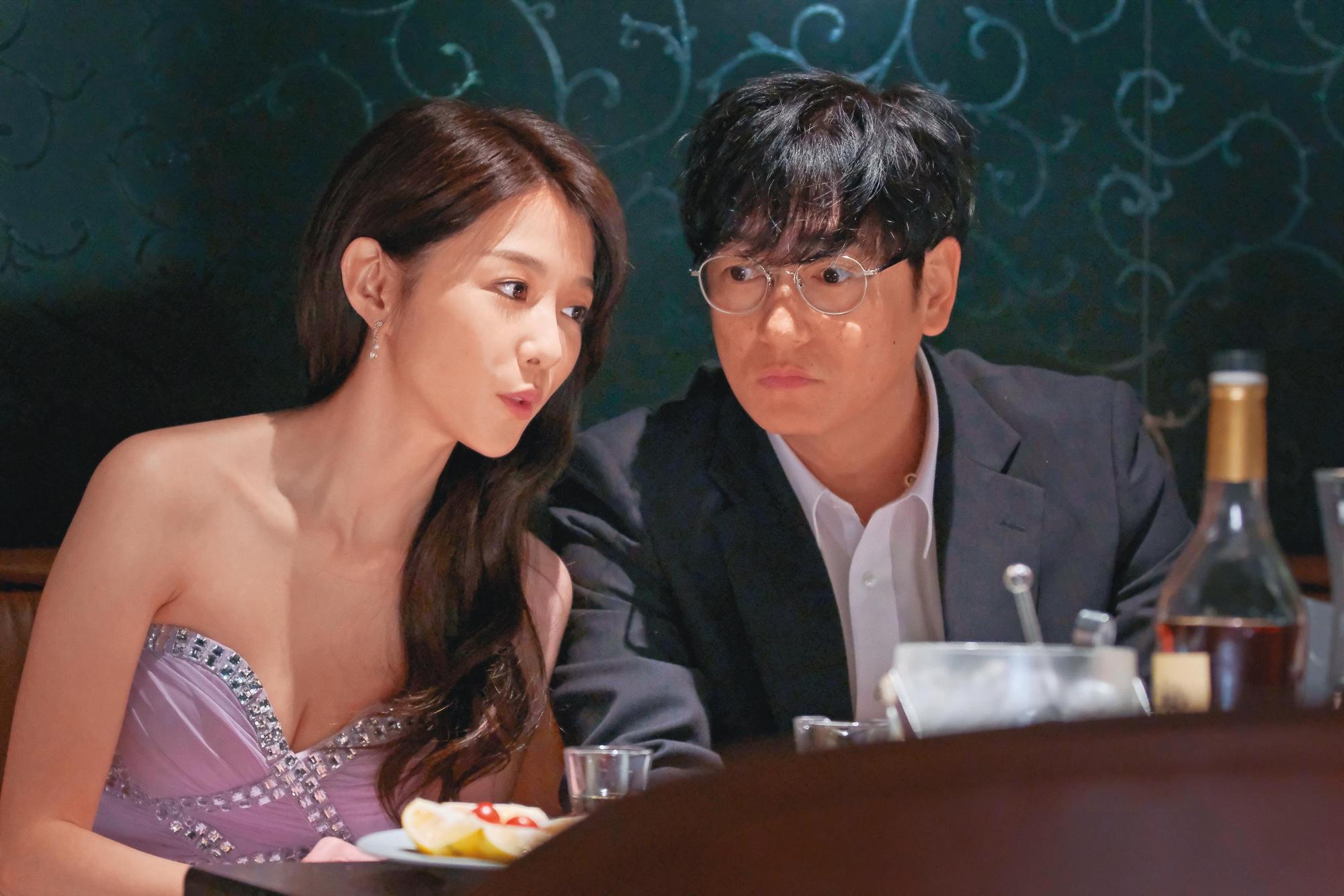 《路～台灣EXPRESS～》描述4組人物的情感故事，例如邵雨薇（左）和日本演員井浦新（右），飾演的是互生情愫的酒店女公關和酒客。 