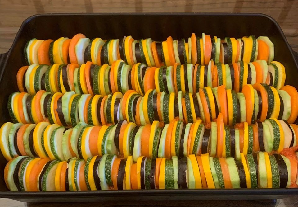 看到色彩繽紛的蔬菜，就想做電影《料理鼠王》中的法國雜菜煲（又名普羅旺斯或尼斯燉菜）。