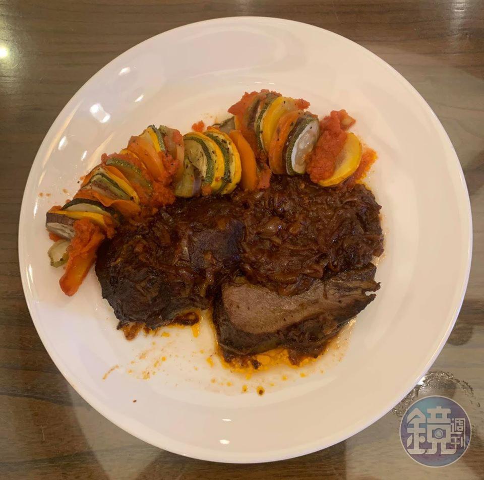今天動念做「紅酒炆牛舌佐法國雜菜煲Ratatouille」,是義大利與法國菜的組合。