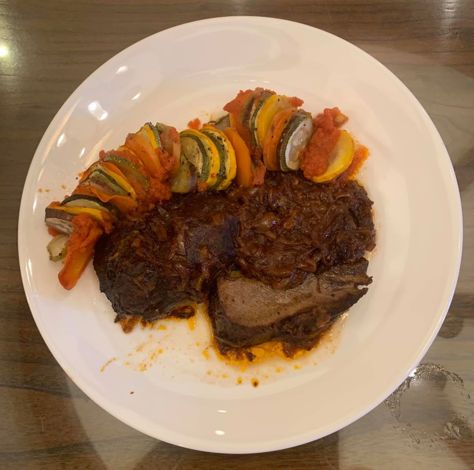 今天動念做「紅酒炆牛舌佐法國雜菜煲Ratatouille」，是義大利與法國菜的組合。